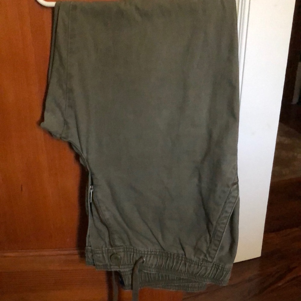 Men’s green khaki style jogger
